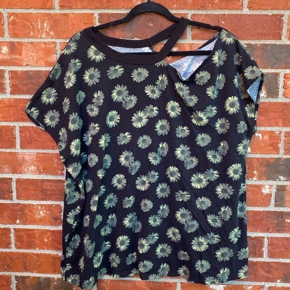 Torrid 3 Womens LoveSick Asymmetrical Cold Shoulder Tee Cotton Daisy Black - Picture 2 of 9